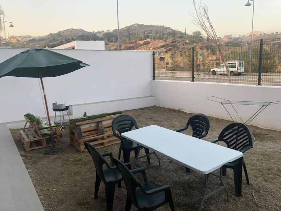 Bajo Con Jardin En Primera Linea De Playa Málaga Eksteriør bilde