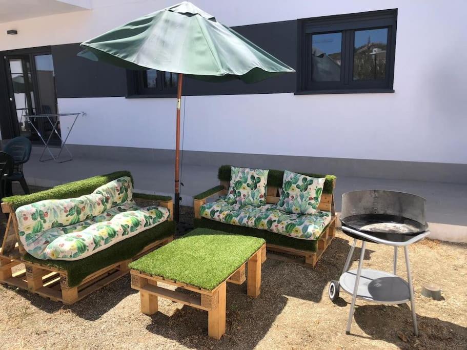 Bajo Con Jardin En Primera Linea De Playa Málaga Eksteriør bilde