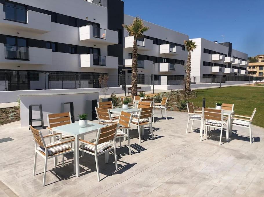 Bajo Con Jardin En Primera Linea De Playa Málaga Eksteriør bilde