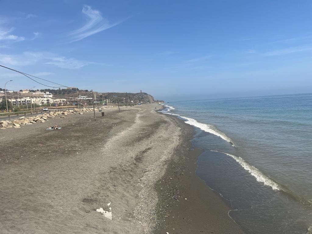 Bajo Con Jardin En Primera Linea De Playa Málaga Eksteriør bilde